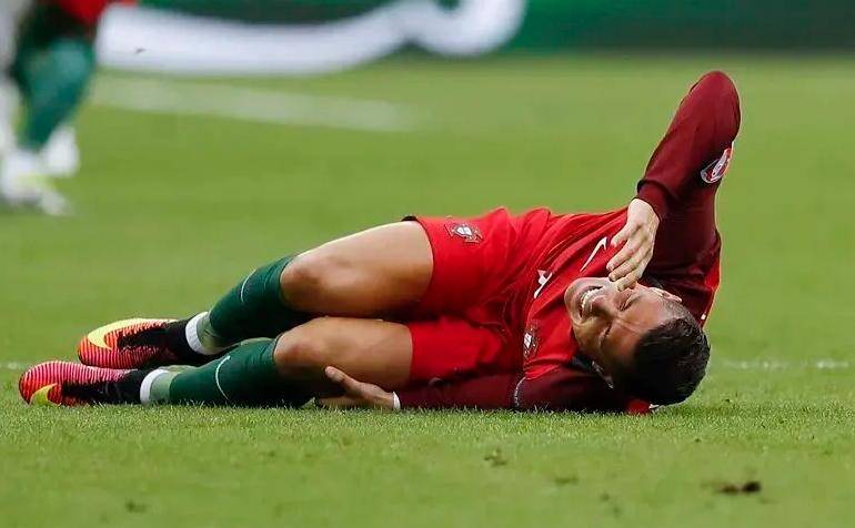 真老了？C罗沙特杯又翻车！十人应战都打不过，三年就捧一回杯